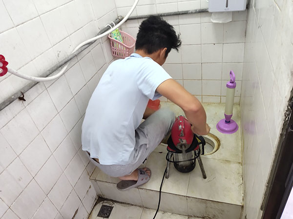 宽城管道堵塞冒臭气 专业师傅现场解决问题